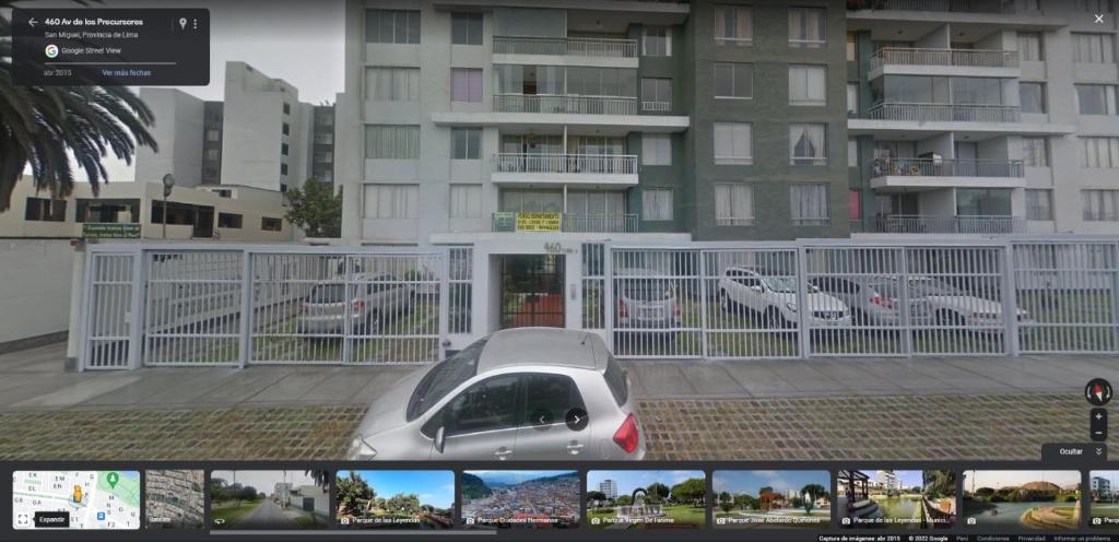 a silver car parked in front of a building at Habitación en Apartamento Cerca del Aeropuerto in Lima