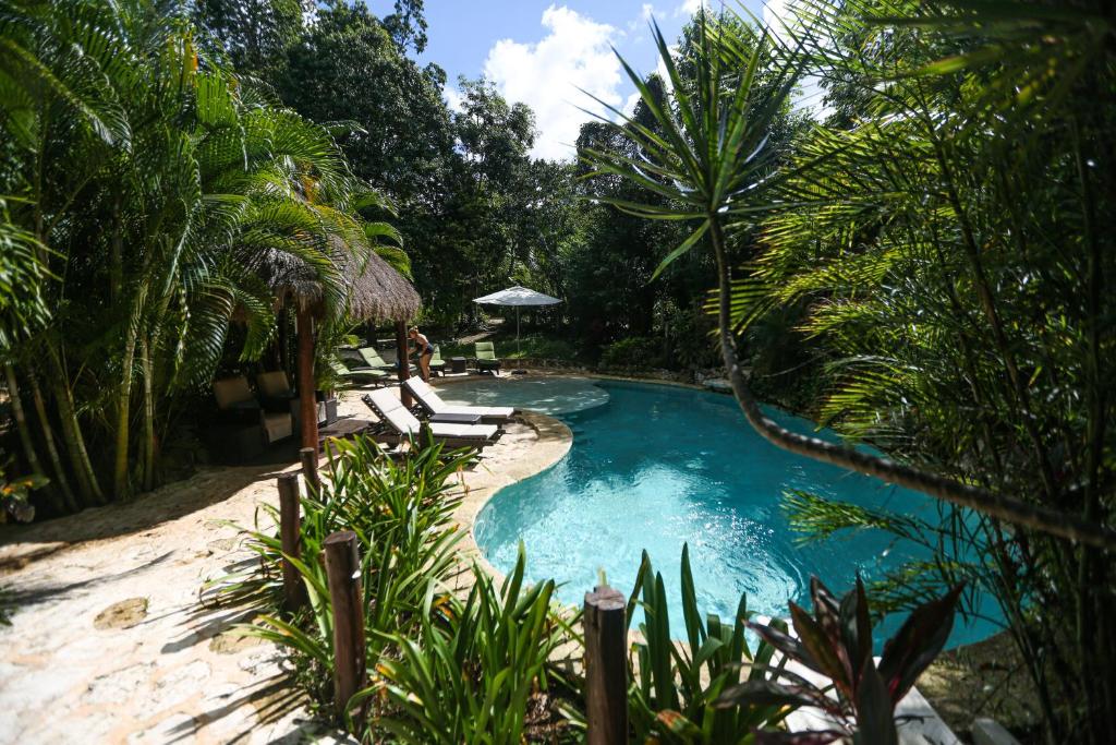 una piscina en medio de un complejo en ALDEA JO-YAH, en Tulum