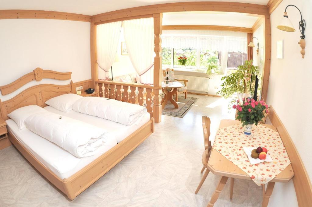 Postel nebo postele na pokoji v ubytování Hotel Dernbachtal