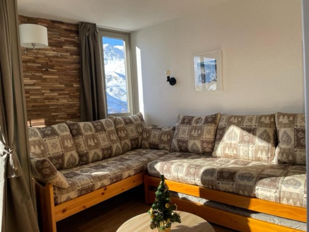 Posezení v ubytování Appartement pour 4, en plein centre des Belleville, proche pistes et commodités - FR-1-574-50