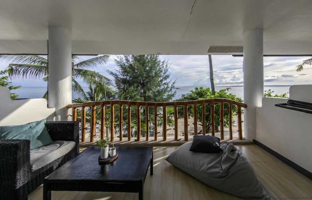 Un balcón o terraza en Ocean Vida Beach and Dive Resort