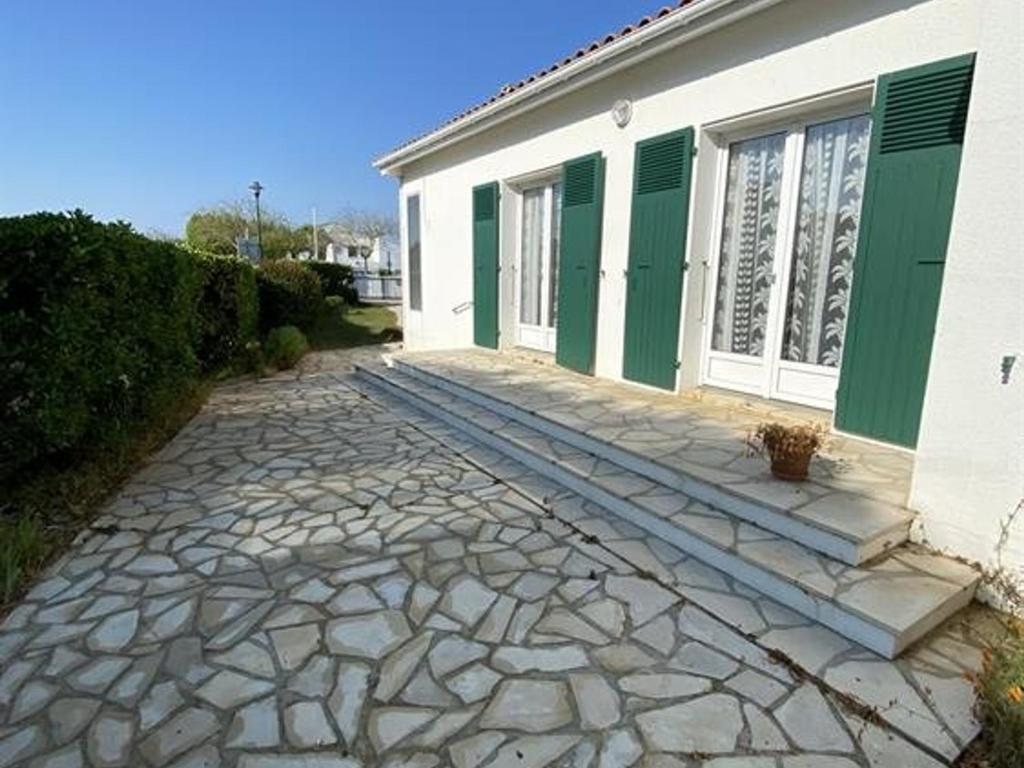 una casa con entrada de piedra junto a un edificio en Maison La Brée-les-Bains, 4 pièces, 6 personnes - FR-1-246A-156, en La Brée-les-Bains