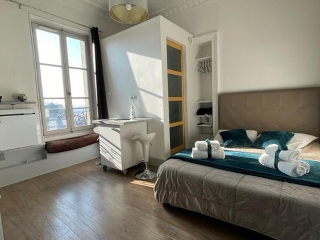 - une chambre avec un lit, un bureau et une fenêtre dans l'établissement Studio Aix-les-Bains, 1 pièce, 1 personne - FR-1-555-77, à Aix-les-Bains