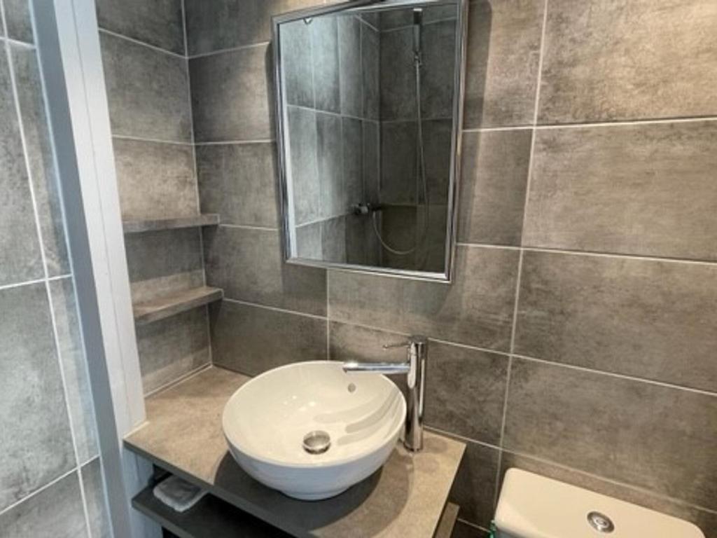 Fotografia z galérie ubytovania Studio rénové au centre-ville avec Wifi et kitchenette équipée, à deux pas des thermes et du lac - FR-1-555-77 v destinácii Aix-les-Bains