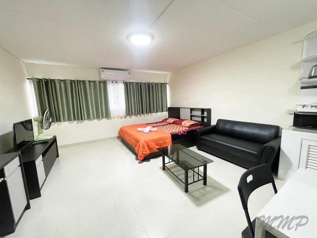 sala de estar con cama y sofá en ป็อปปูล่าคอนโด เมืองทองธานี ใกล้ Impact 酒店 公寓, en Thung Si Kan