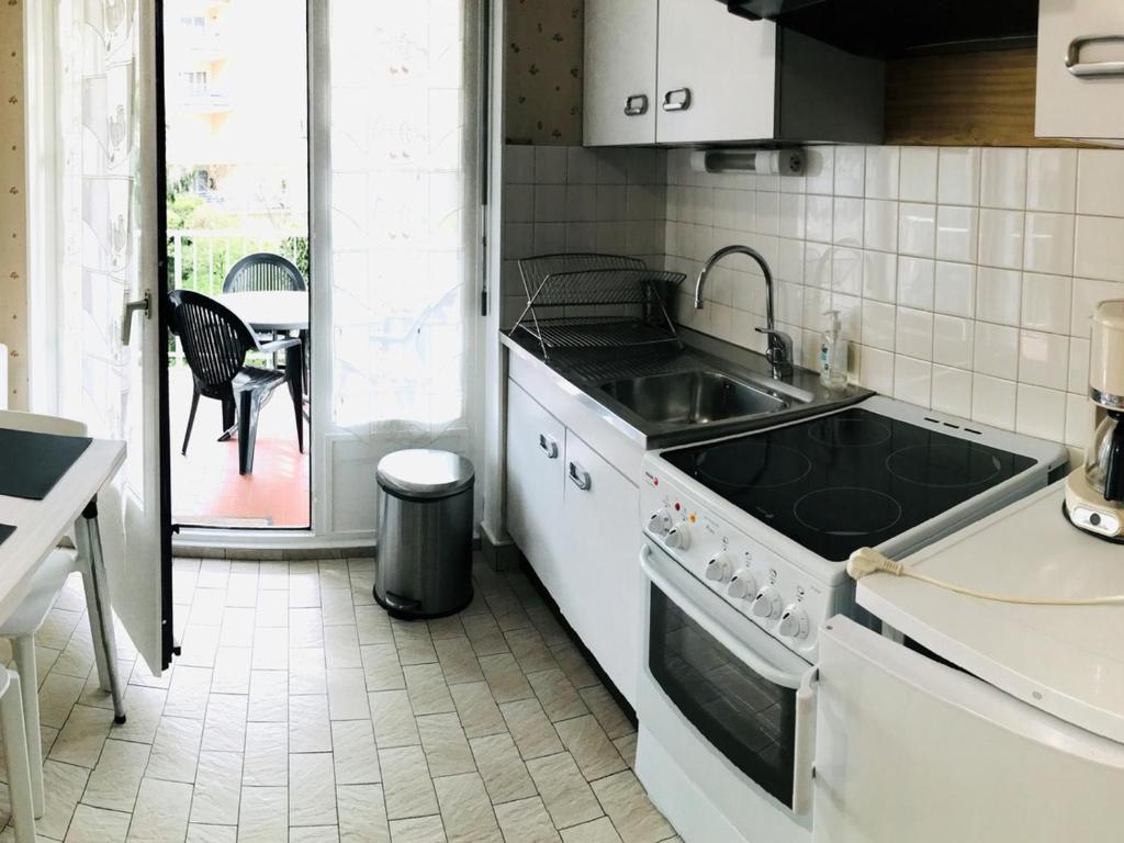 Kuchyňa alebo kuchynka v ubytovaní T1 Bis confortable, animaux acceptés, balcon, parking inclus - FR-1-555-76