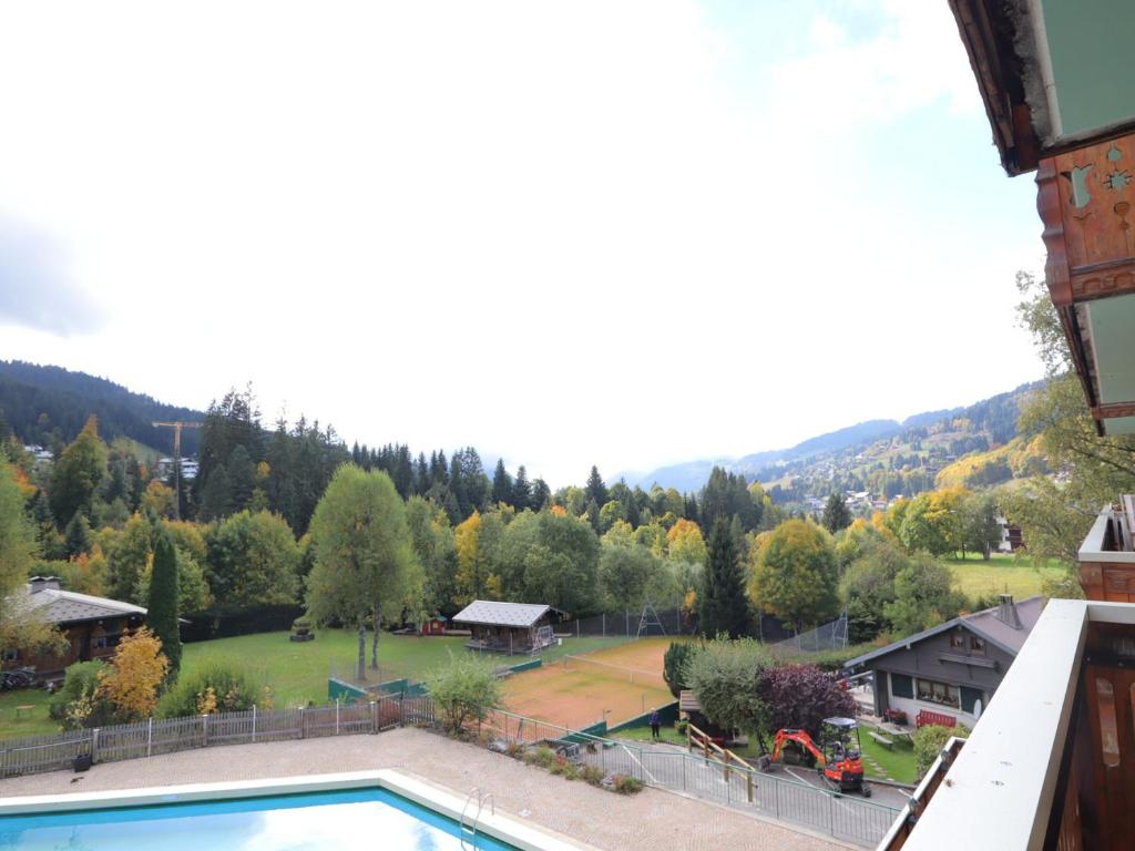 widok na basen i park w obiekcie Les Gets - Appartement 59m², 2 chambres, proche centre et pistes, animaux acceptés, parking - FR-1-623-327 w mieście Les Gets