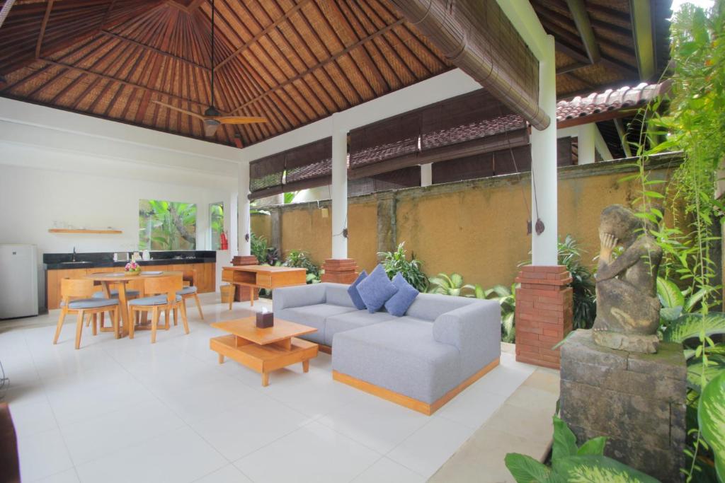 Posezení v ubytování Sagara Villas and Suites Sanur by AHM