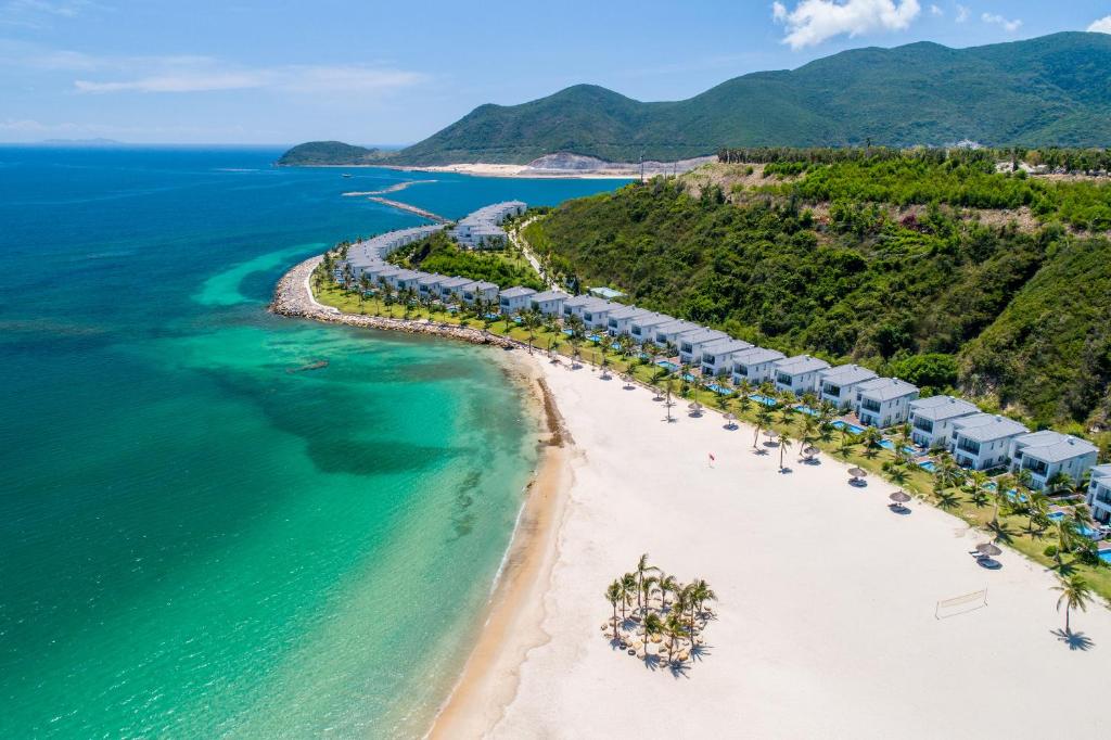 uma vista aérea de uma praia com um resort em Vinpearl Resort Nha Trang em Nha Trang