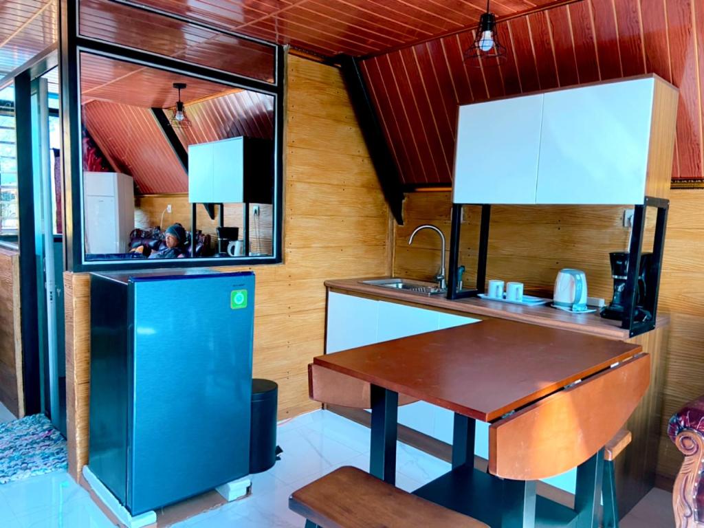 Kuchyň nebo kuchyňský kout v ubytování Villa Desa Pehkulon