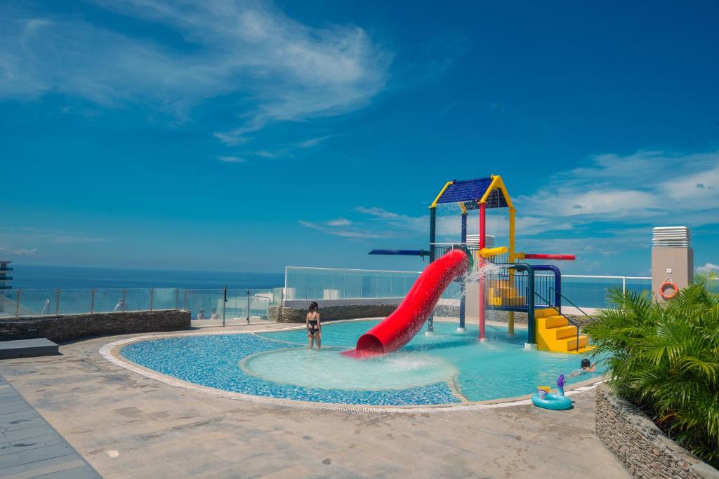 um parque aquático com escorrega numa piscina em Resort de Reserva del Mar em Santa Marta