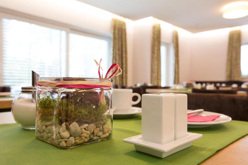 Příslušenství pro přípravu čaje a kávy v ubytování Hotel Bauer garni