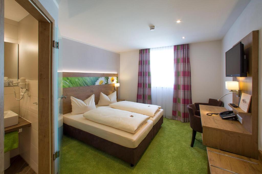 Postel nebo postele na pokoji v ubytování Hotel Bauer garni