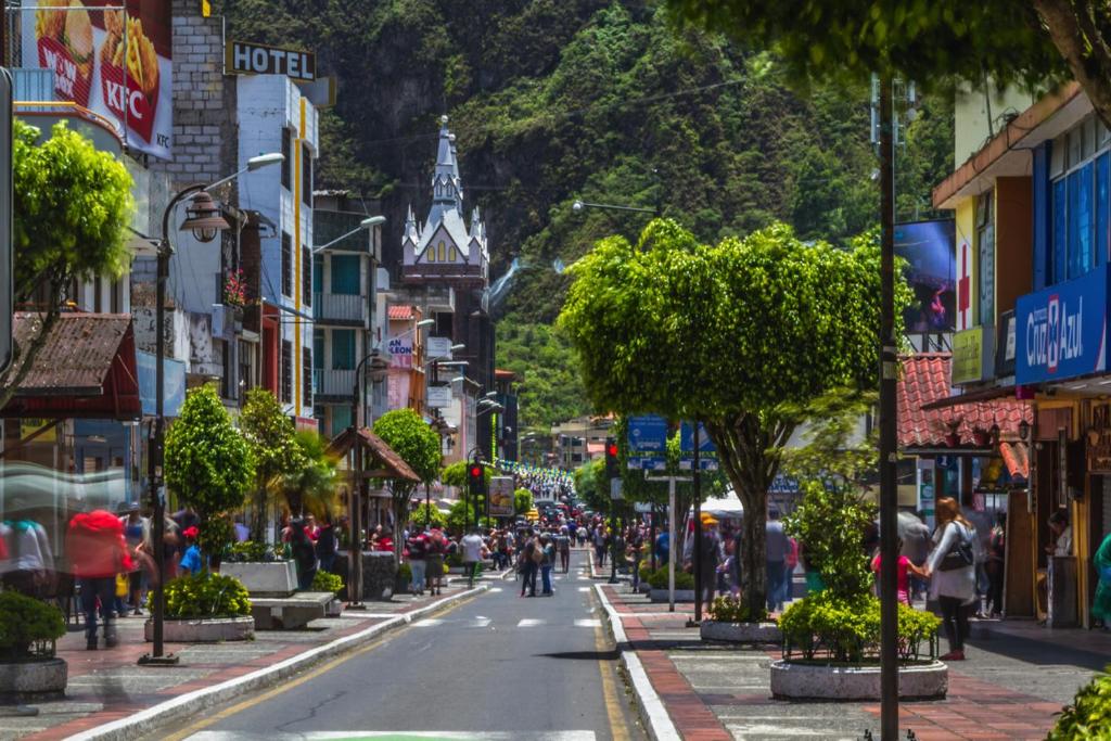 una calle de la ciudad con gente caminando por la calle en Graces Hospedaje, en Baños