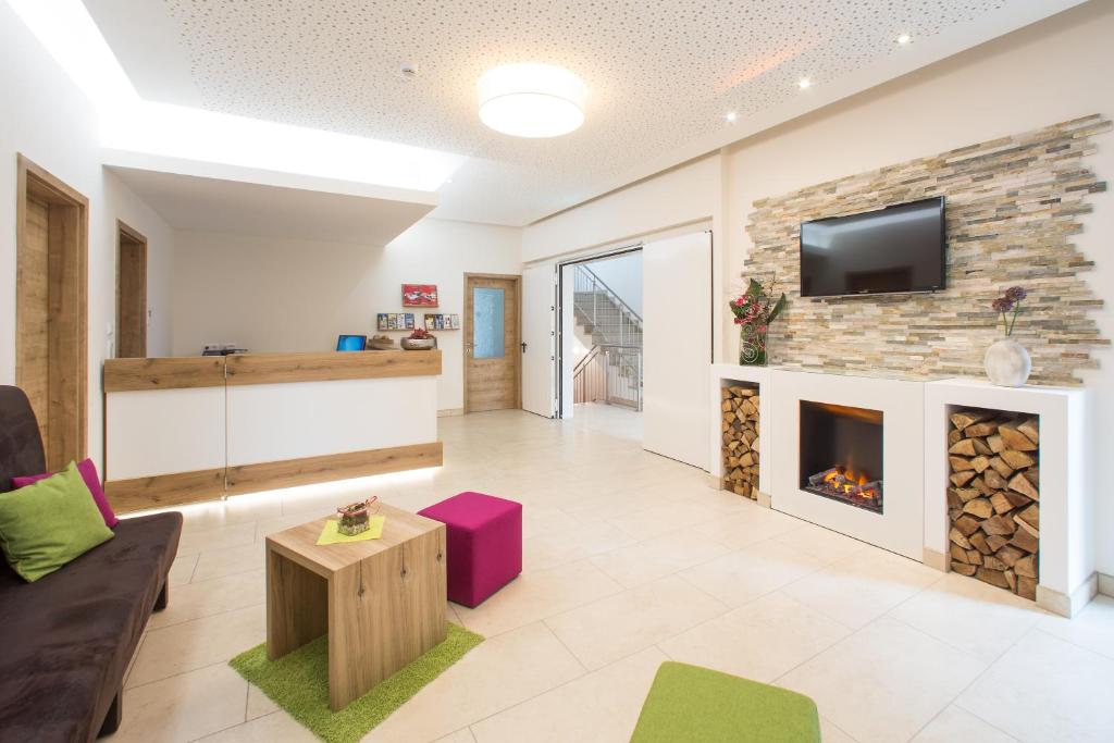 TV a/nebo společenská místnost v ubytování Hotel Bauer garni