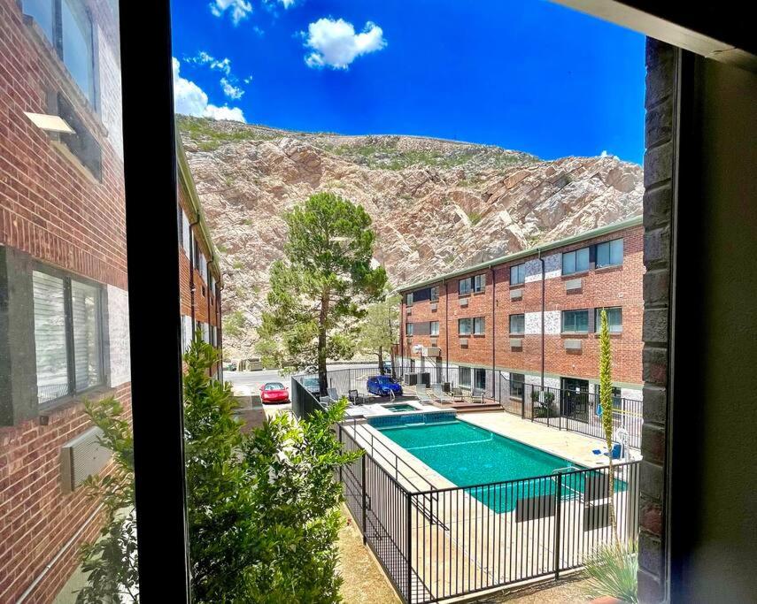 desde una ventana de un edificio con piscina en Franklin Mountains Views, en El Paso