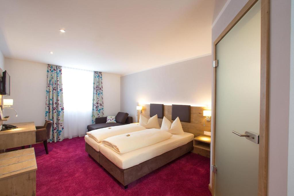Postel nebo postele na pokoji v ubytování Hotel Bauer garni