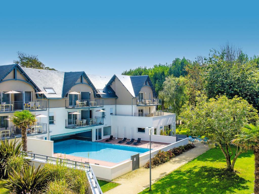- une vue aérienne sur une grande maison avec une piscine dans l'établissement Résidence Vacances Bleues Les Jardins d'Arvor, à Bénodet