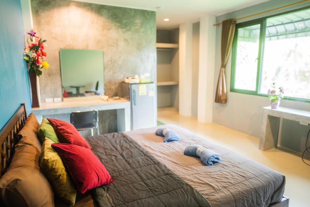 un dormitorio con una cama con dos animales de peluche en K-Bunk AoNang Center, en Ao Nang Beach