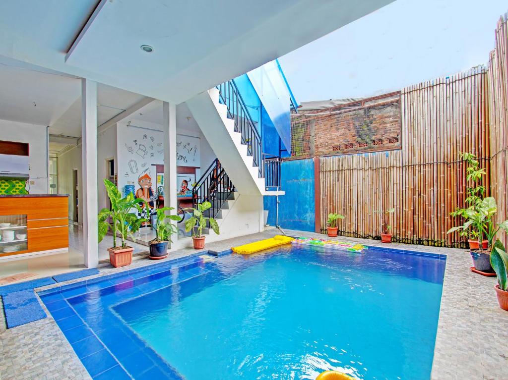 una piscina cubierta en una casa con plantas en OYO 91952 Oase Hostel en Yogyakarta