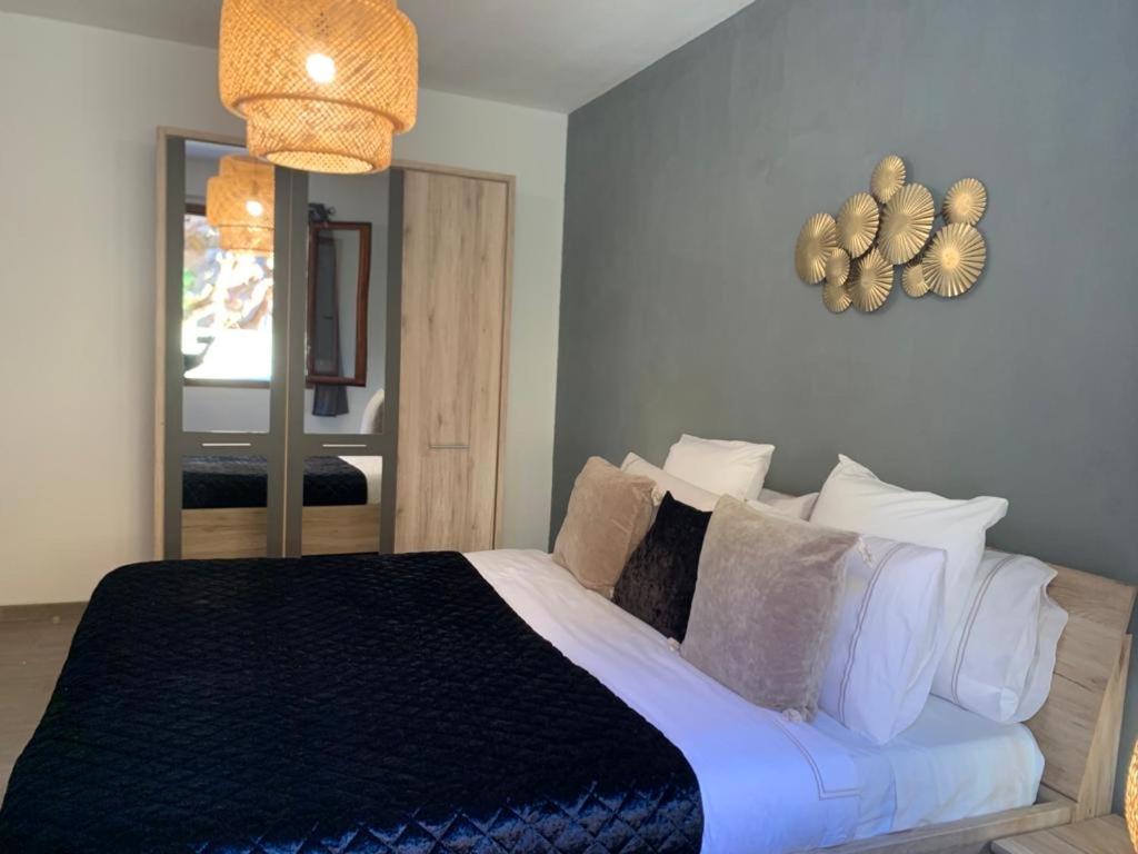 een slaapkamer met een groot bed met witte lakens en kussens bij La Maison de la Mer in Posada