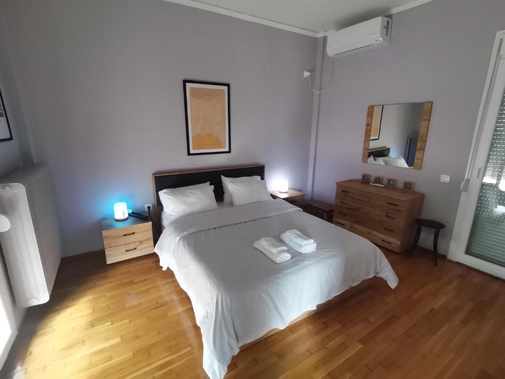 um quarto com uma cama com duas toalhas em Penthouse spacious w super wifi & terrace, 2 min from metro em Atenas