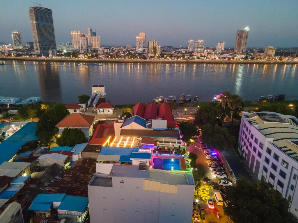 Una vista de una ciudad con un río y edificios. en Pooltop Phnom Penh, en Phnom Penh