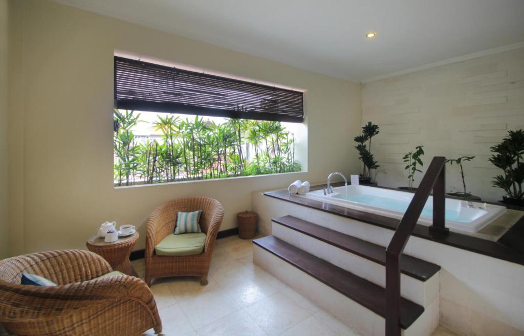 Postel nebo postele na pokoji v ubytování Sagara Villas and Suites Sanur by AHM