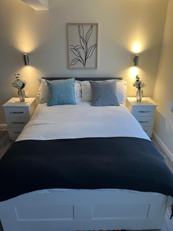 een slaapkamer met een groot bed met 2 nachtkastjes bij Pods of Kings Cross - 6 in Londen