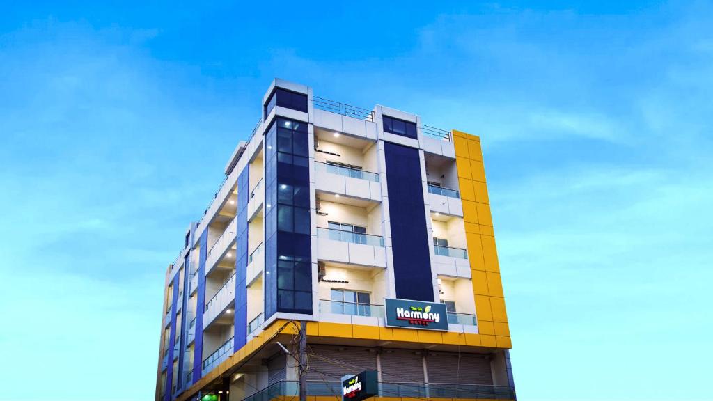 Un palazzo alto con un cartello sul lato. di The Gir Harmony Hotel a Sasan Gir