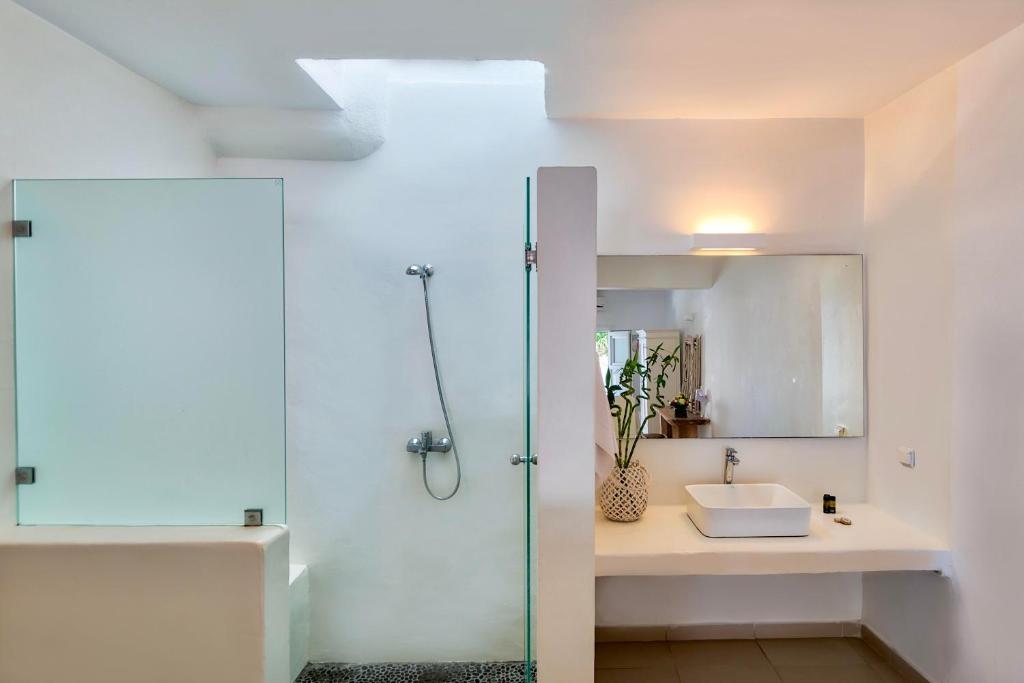 Koupelna v ubytování With-inn Mykonos Suites