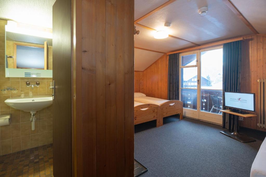 Postel nebo postele na pokoji v ubytování Jungfrau Lodge, Swiss Mountain Hotel