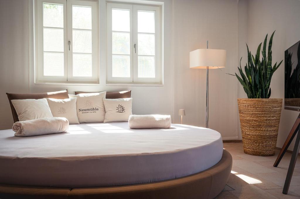 Postel nebo postele na pokoji v ubytování Neumühle Resort & Spa