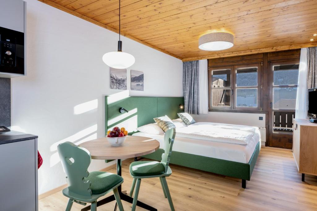 Schlafzimmer mit einem Bett, einem Tisch und Stühlen in der Unterkunft Hapimag Ferienwohnungen St Michael in Sankt Michael im Lungau