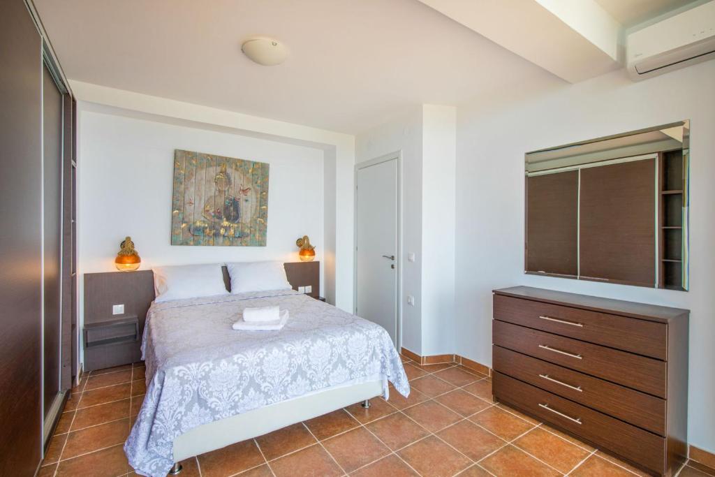 A bed or beds in a room at Kalma Villa Exi
