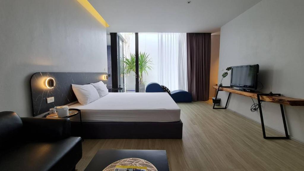 Postel nebo postele na pokoji v ubytování INNLUXPHUKET