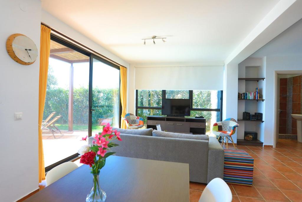 A television and/or entertainment centre at Kalma Villa Exi