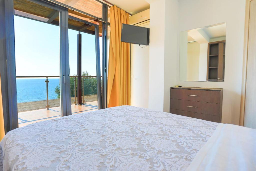 A bed or beds in a room at Kalma Villa Exi