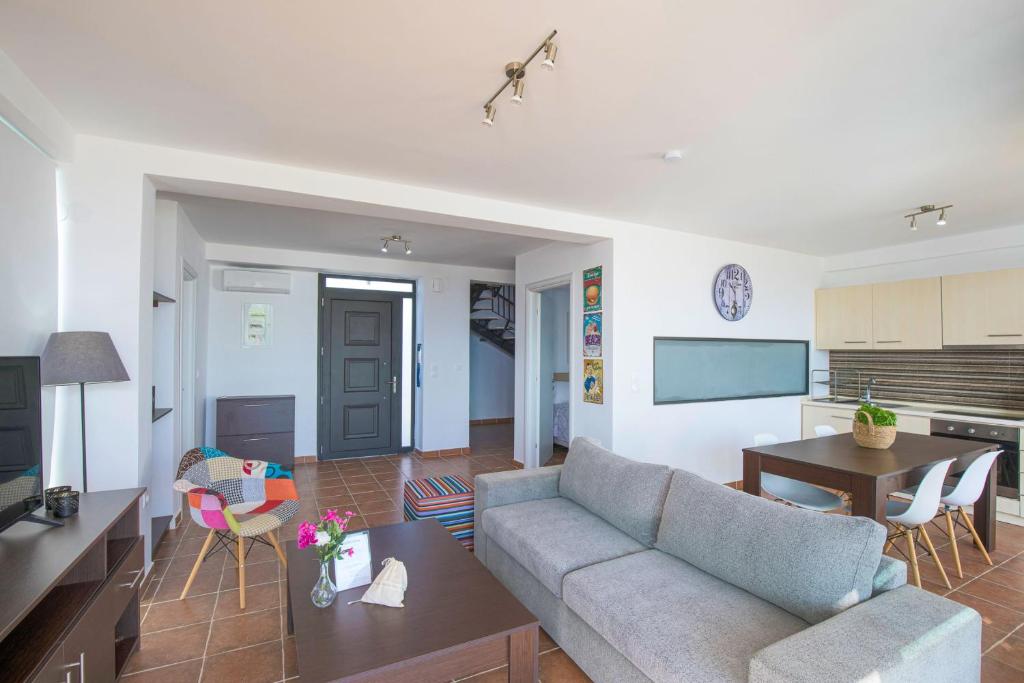 A television and/or entertainment centre at Kalma Villa Exi