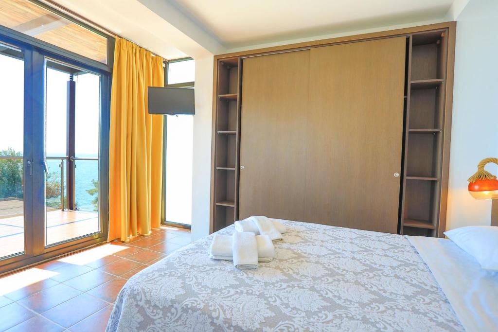 A bed or beds in a room at Kalma Villa Exi
