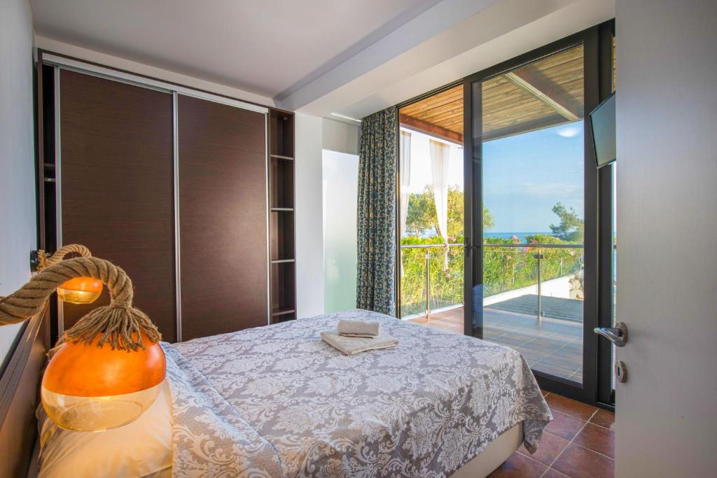 A bed or beds in a room at Kalma Villa Exi
