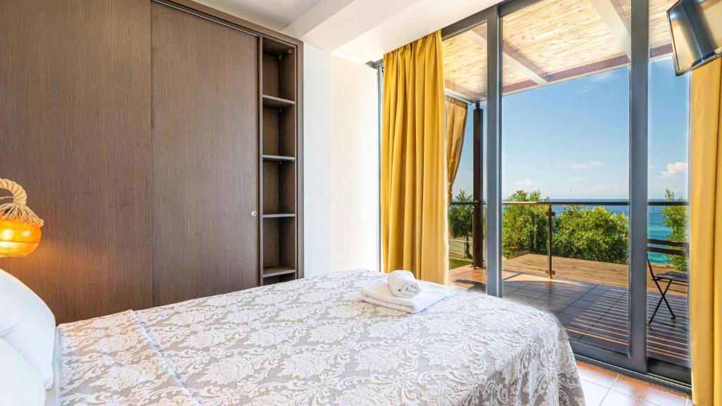 A bed or beds in a room at Kalma Villa Exi