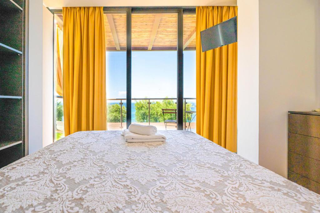 A bed or beds in a room at Kalma Villa Exi