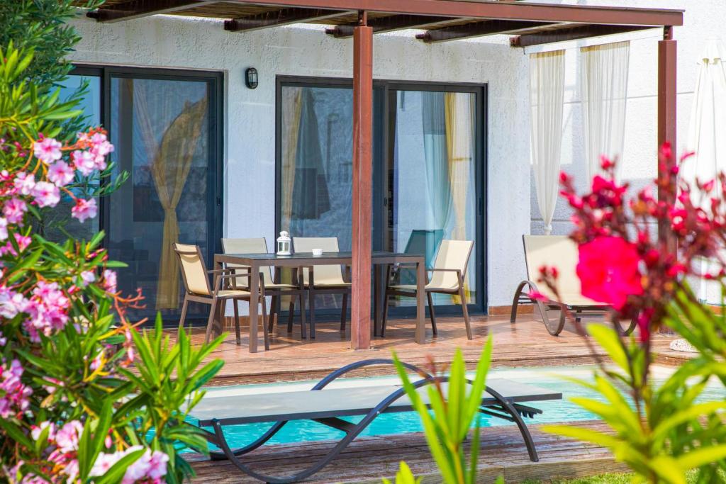 The swimming pool at or close to Kalma Villa Exi