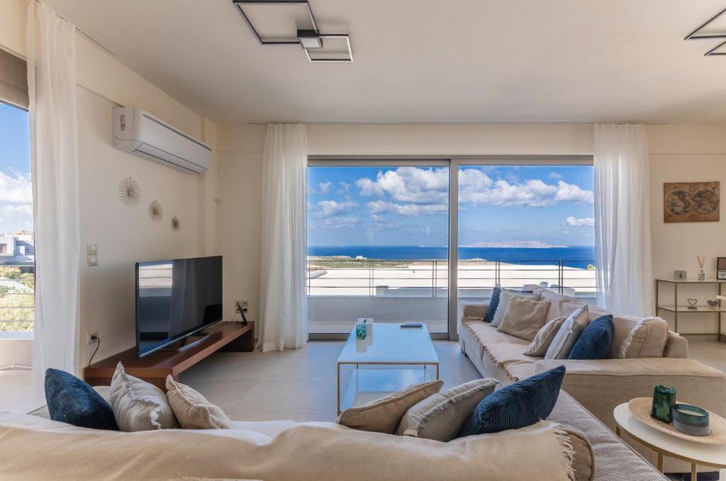 - un salon avec vue sur l'océan dans l'établissement 3 Bedroom Minimal Villa with Stunning Sea View, à Elaía