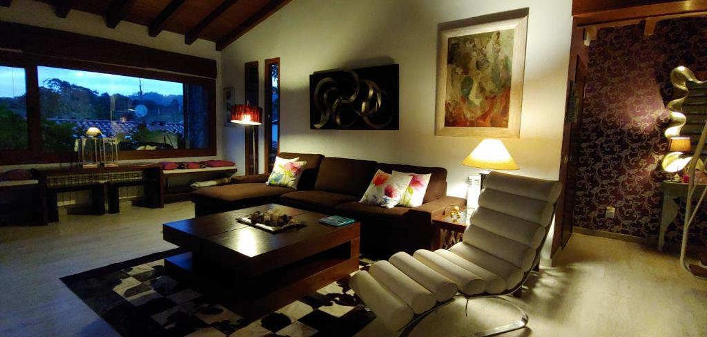 een woonkamer met een bank en een tafel bij La Calma de Llanes in Llanes