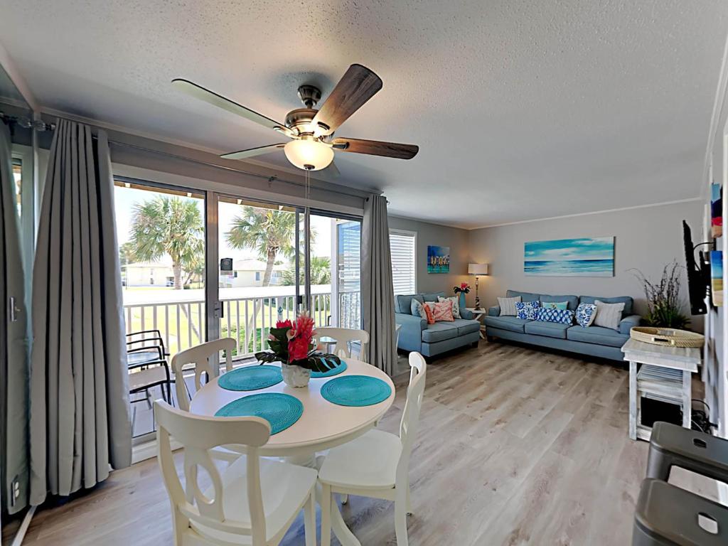 een eetkamer en een woonkamer met een tafel en stoelen bij Sandpiper Cove 2015 in Destin