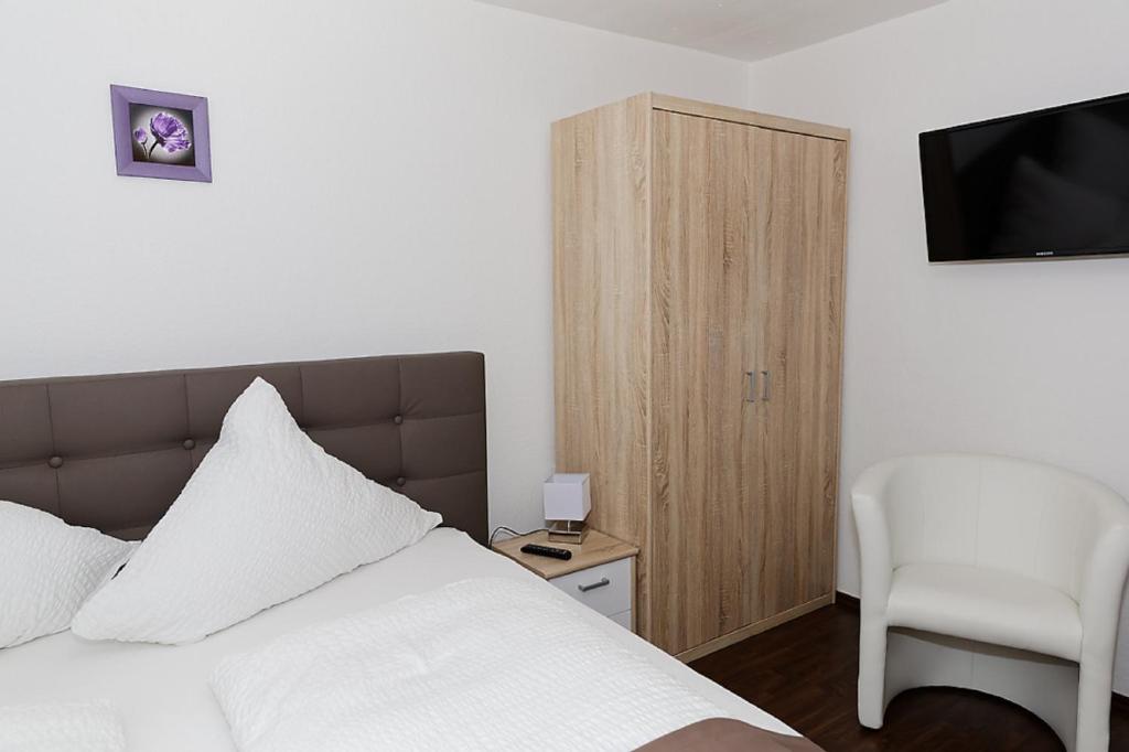 Hotel Hüttl - Budget Double Room