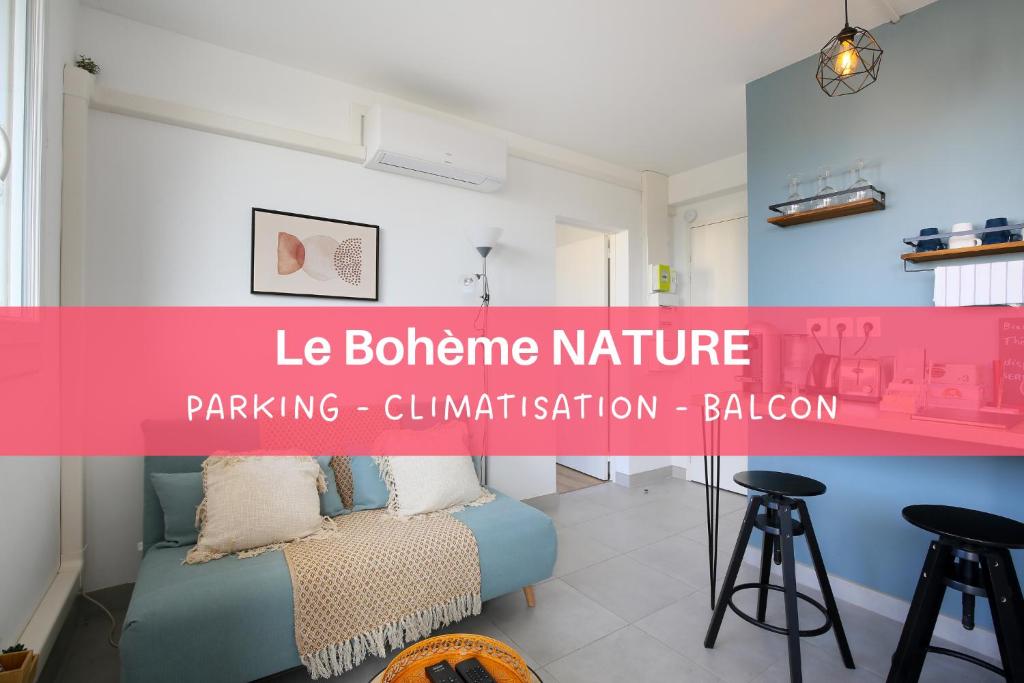 una habitación con sofá y taburetes. en expat renting - Le Bohème Nature - Proche Airbus, en Colomiers
