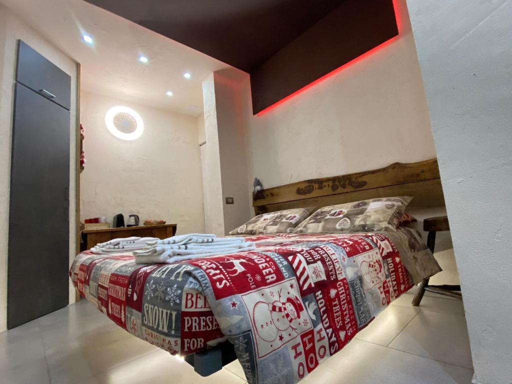 - une chambre avec un grand lit dans l'établissement Lightroom, à Fenis